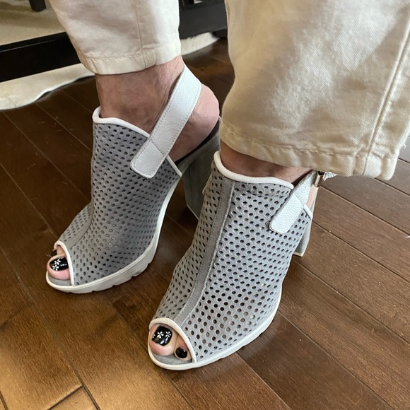 Women’s shoes - Picture 2 of 3